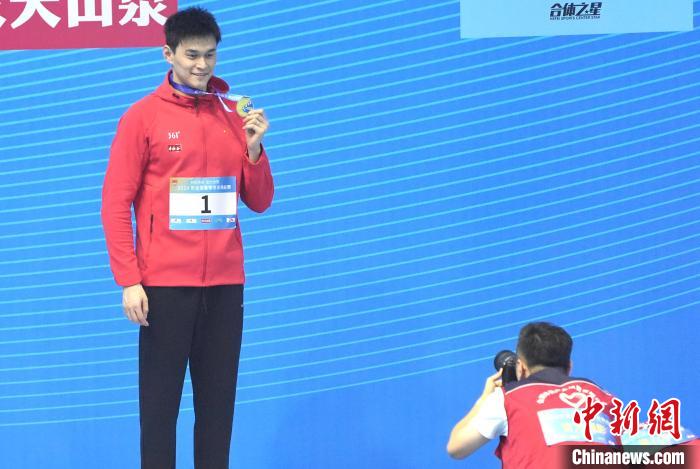 孙杨全国夏季游泳锦标赛男子400米自由泳夺冠