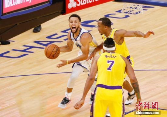 资料图：2019年10月5日，勇士队在新主场旧金山大通中心迎来2019-20NBA赛季季前赛首个对手湖人队。最终，勇士队以101：123大比分落败，未能取得新主场的开门红。图为勇士队库里带球进攻。 中新社记者 刘关关 摄