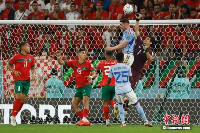 当地时间12月6日，2022卡塔尔世界杯1/8决赛继续进行，摩洛哥队与西班牙队的比赛在教育城球场打响。本场比赛，两队在常规时间和加时赛均无法取得进球，双方进入点球大战。在点球大战中，摩洛哥队凭借门将布努的神奇发挥，两次扑出西班牙球员的点球射门，帮助摩洛哥队淘汰西班牙队，历史首次闯入世界杯8强。图为两队在摩洛哥队门前争抢头球。中新社记者 富田 摄