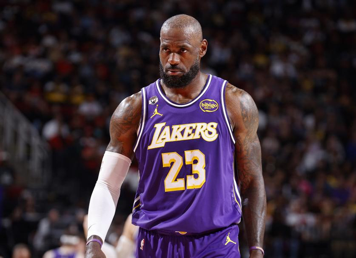 勒布朗詹姆斯复出引领湖人崛起 41岁仍创历史三