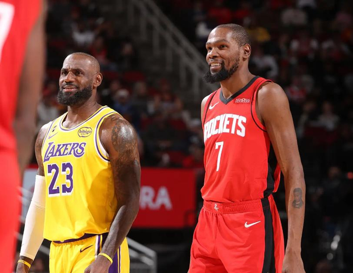 勒布朗詹姆斯复出引领湖人崛起 41岁仍创历史三