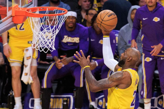 勒布朗詹姆斯复出引领湖人崛起 41岁仍创历史三