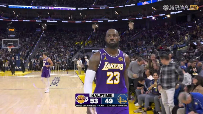 湖人半场53-49勇士 战术博弈引热议